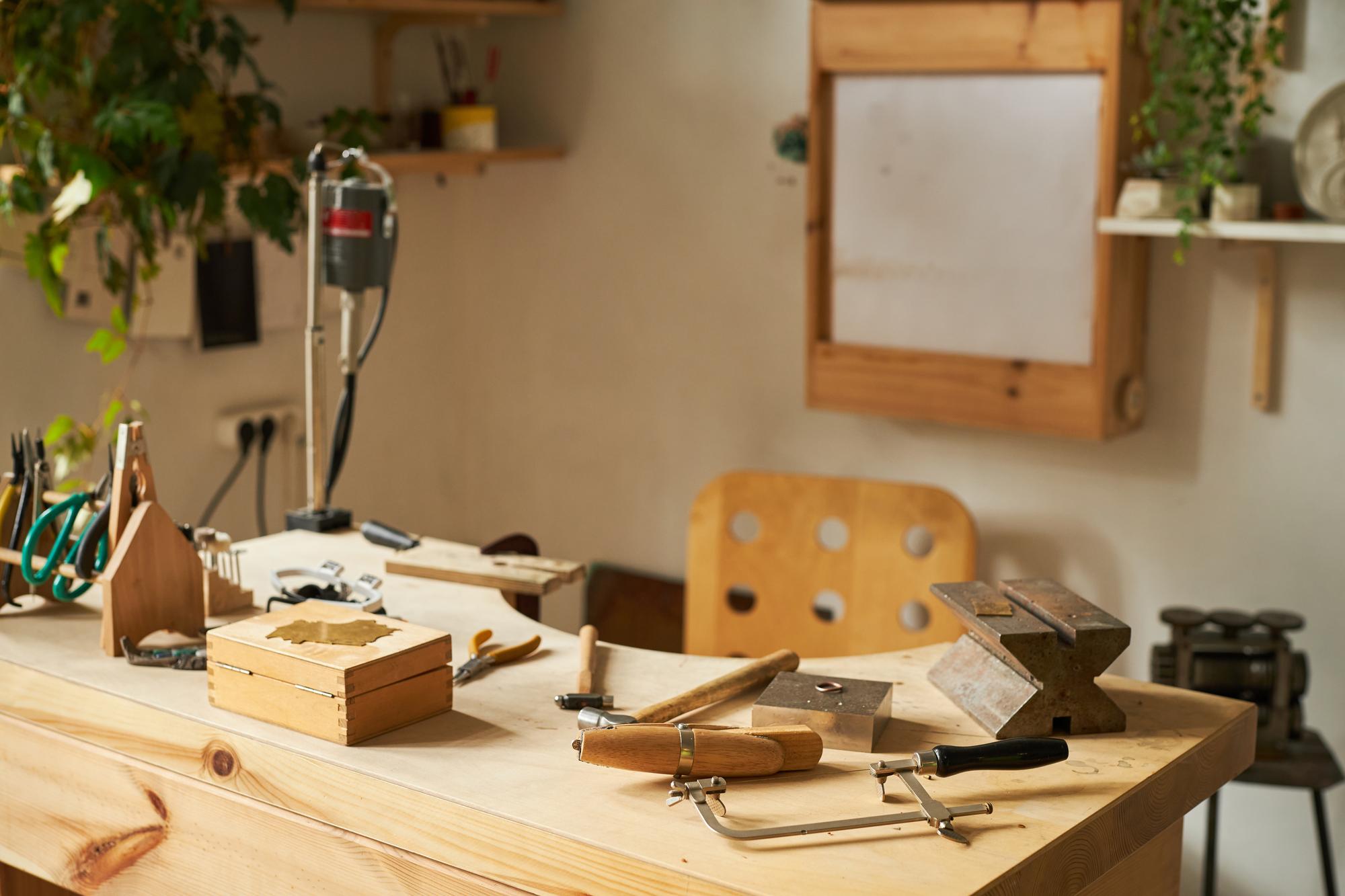 studio z tamborkami i roboczym stołem